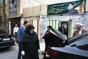 دیدار سخنگوی دولت با مادر شهید رئیسی 