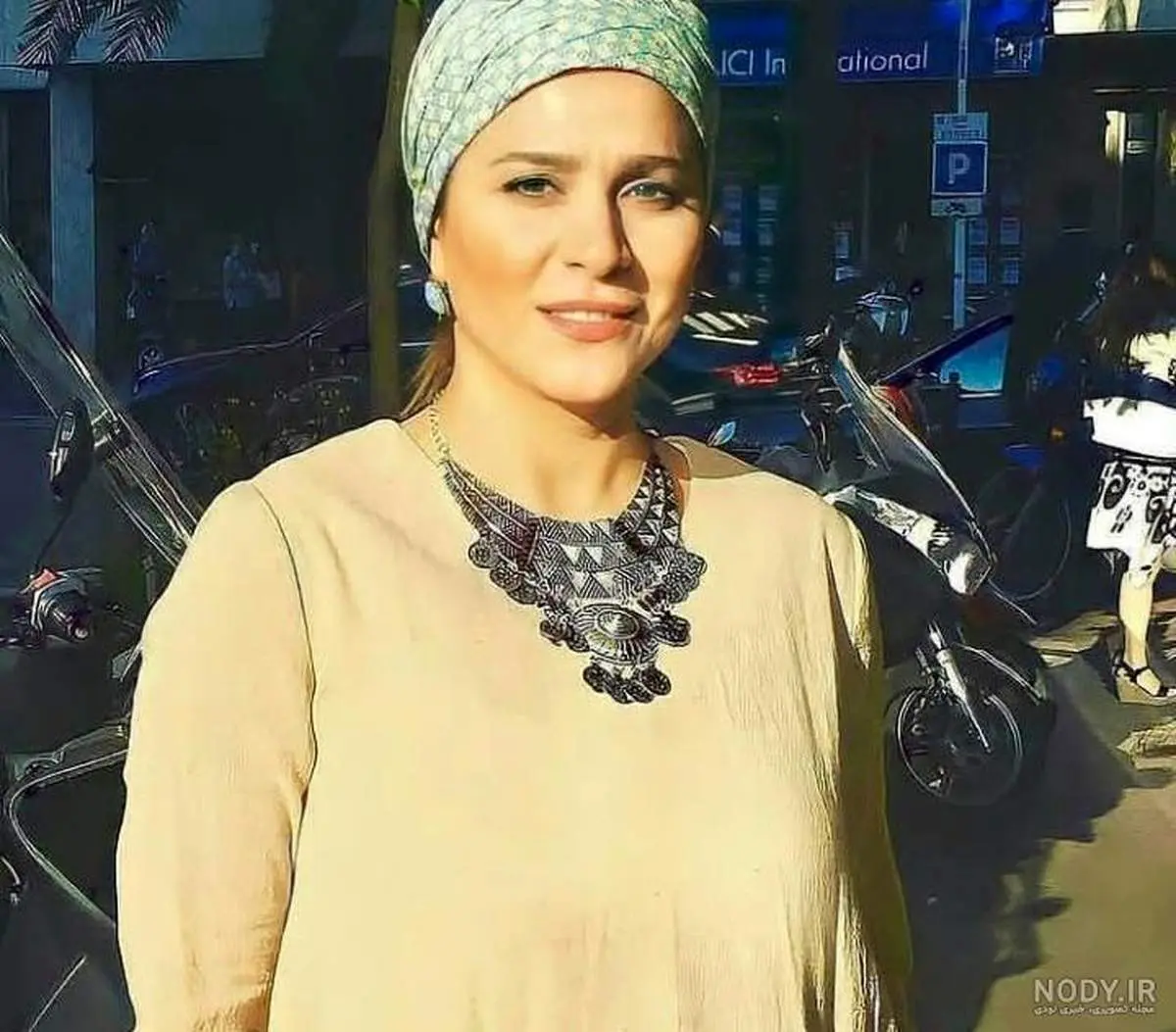کشف حجاب سحر دولتشاهی در کنار مهناز افشار با لباس منشوری!/ عکس