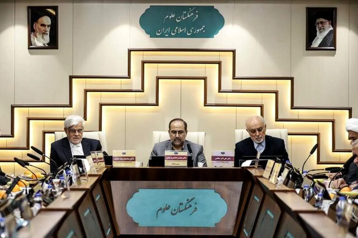 قیمت تمام شده هر لیتر بنزین برای دولت ۵۰ سنت است اما با نرخ ۱۵۰۰ تومان می‌فروشیم