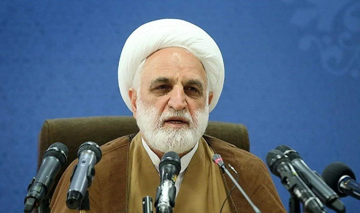 محسنی اژه ای به چه کسی طعنه زد: من آیت الله نیستم
