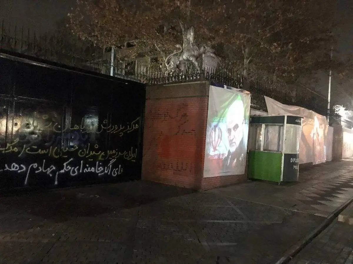 شعار وای اگر خامنهای حکم جهادم دهد روی دیوار سفارت انگلیس نقش بست+عکس