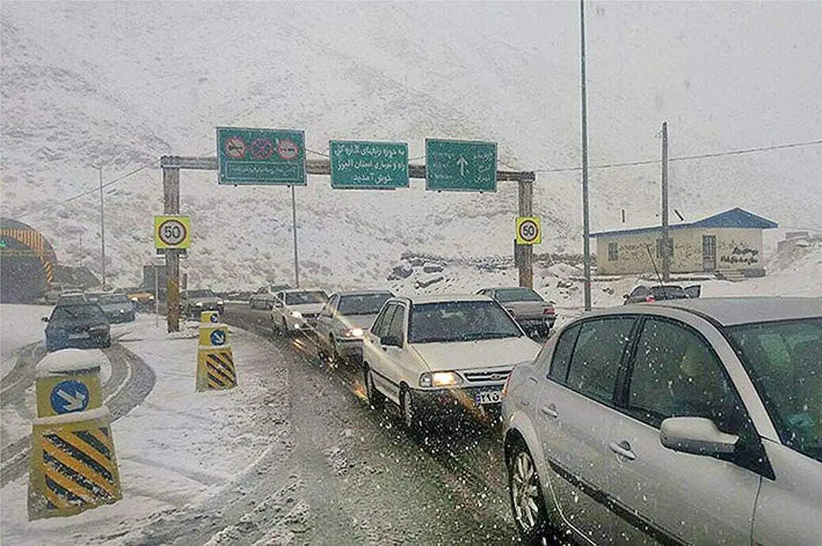 برف در جاده‌های ۱۱ استان کشور