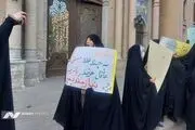 تجمع مخالفان مذاکره مذاکره ایران و آمریکا مقابل ساختمان وزارت خارجه