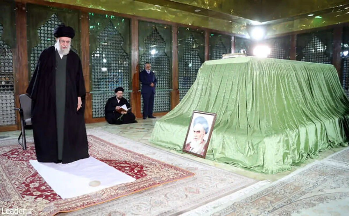 عکس از اقامه نماز رهبر انقلاب در کنار مرقد امام خمینی (ره) + ببینید
