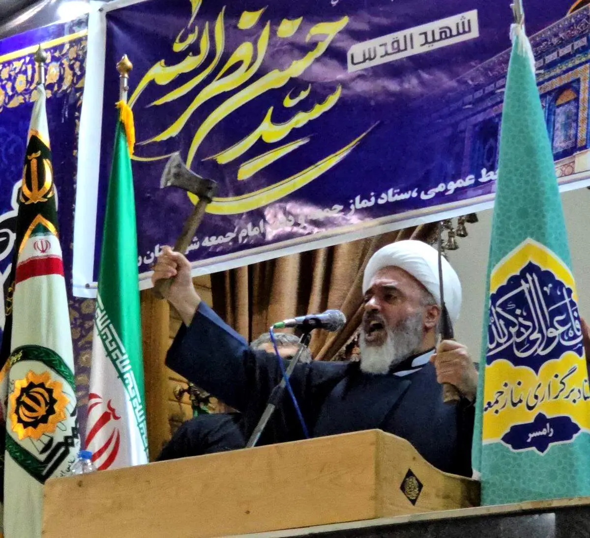 امام جمعه رامسر داس و تبر در دست گرفت + ببینید 