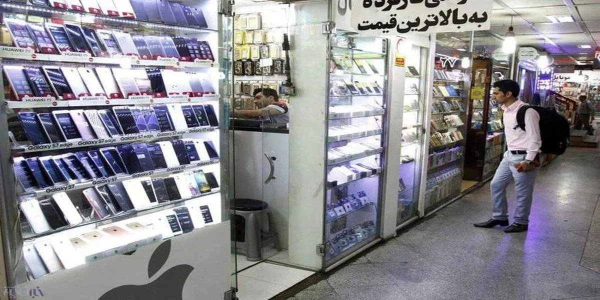 واردات موبایل با دلار ۷۰ هزار تومانی فروش با دلار ۱۰۰ هزار تومانی


