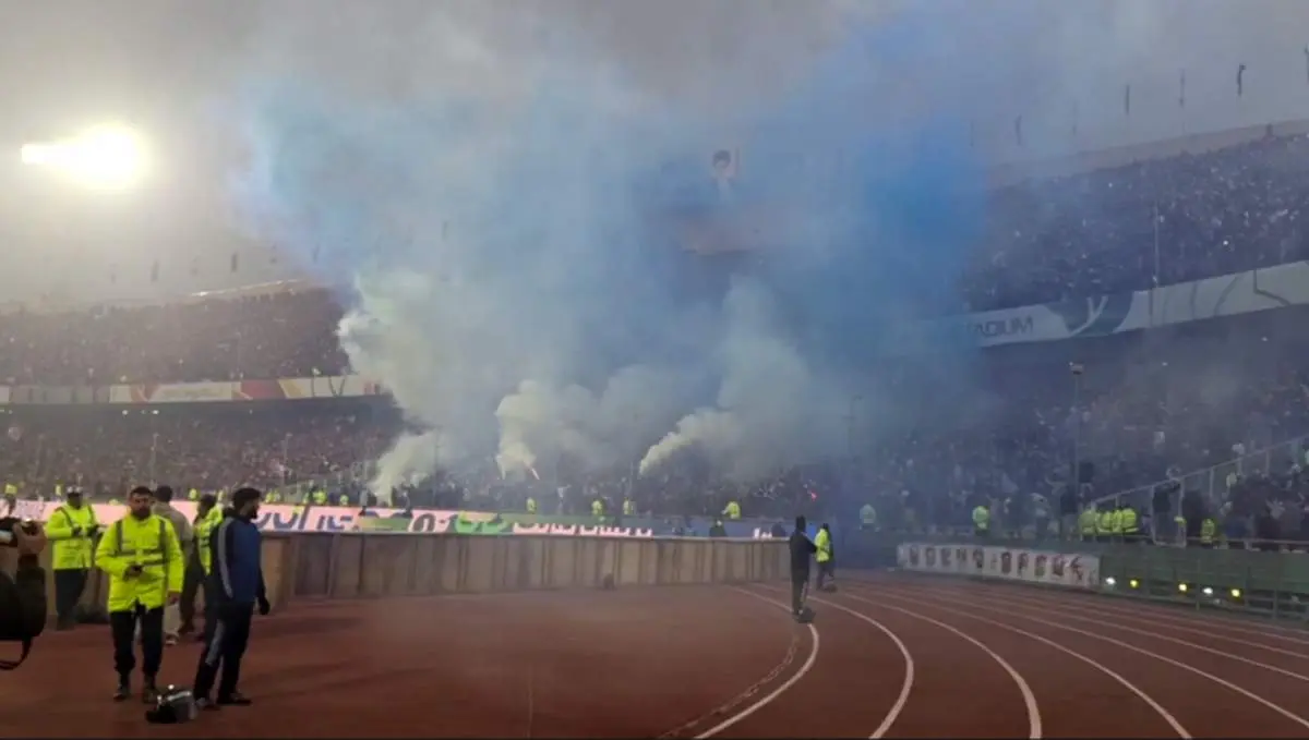 آتش بازی عجیب در ورزشگاه آزادی