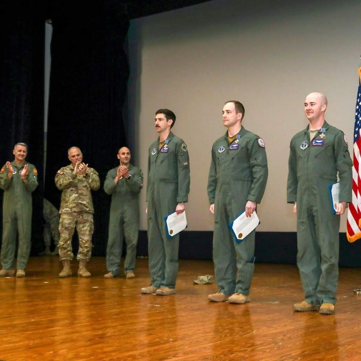 خلبان‌های آمریکایی بابت کمک به رژیم صهیونسیتی علیه ایران مدال گرفتند + عکس 