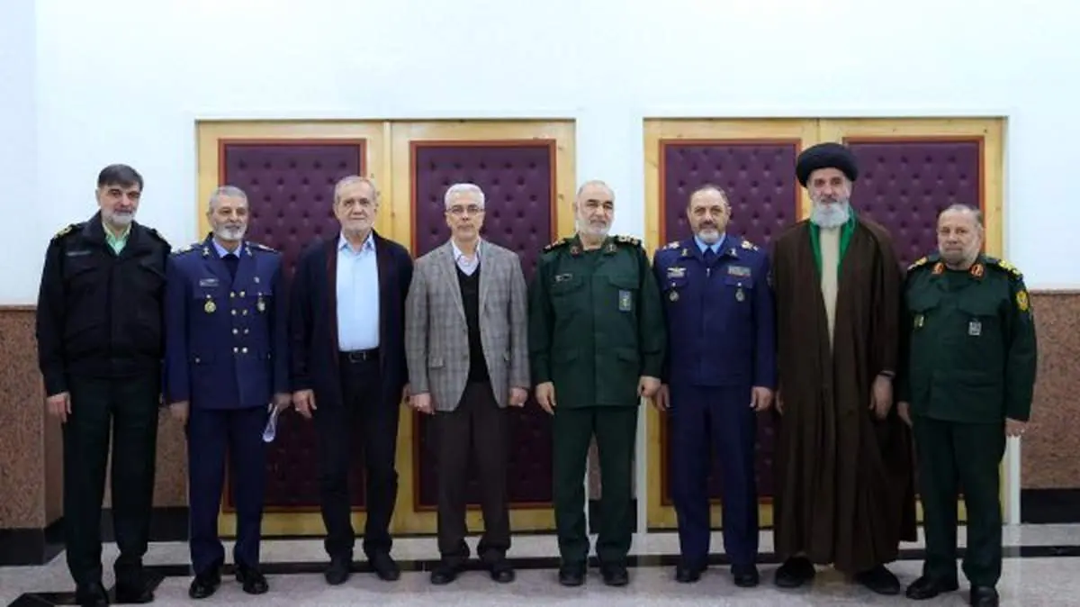 دیدار صمیمانه رئیسجمهور با فرماندهان عالیرتبه نیروهای مسلح