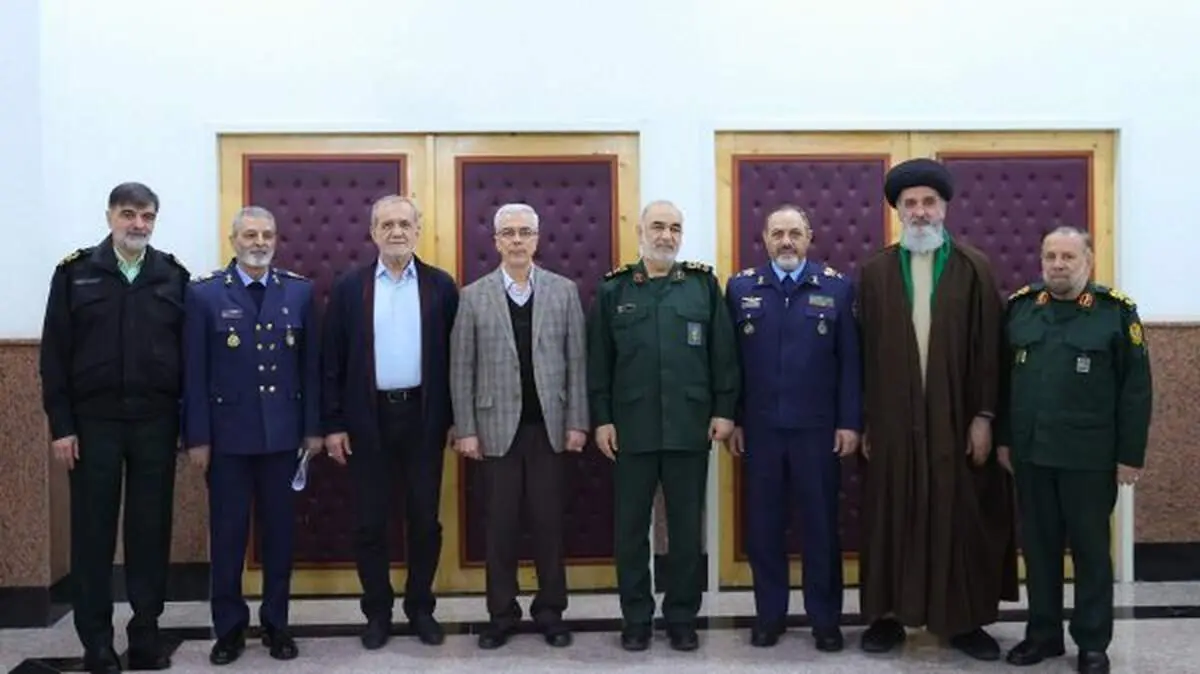 دیدار صمیمانه رئیس‌جمهور با فرماندهان عالی‌رتبه نیروهای مسلح 