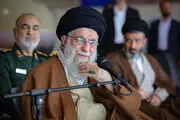 فرزند رهبری در جریان بازدید ایشان از نمایشگاه هوافضای سپاه حضور داشتند + ببینید