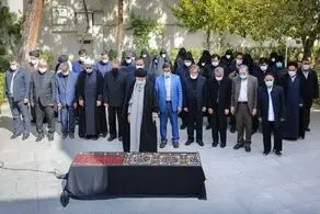 اقامه نماز رهبری بر پیکر همسر شهید آیت‌الله مطهری/عکس