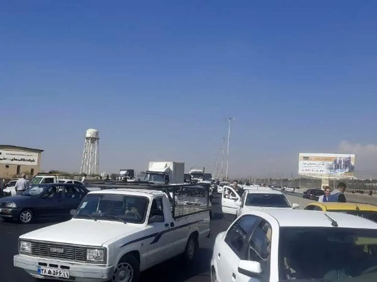 تصویری جالب و شگفت انگیز از ارتفاع چهار متری برف در جاده کرج