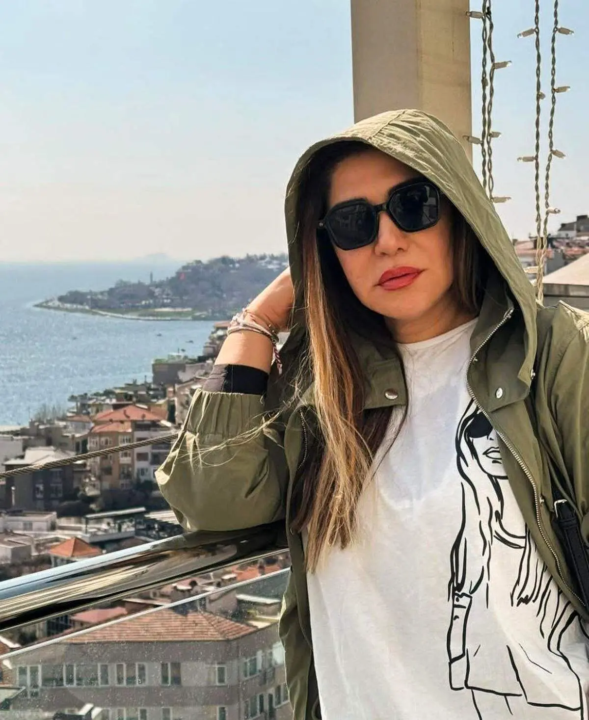 استایل نسیم ادبی لب ساحل استانبول/ عکس