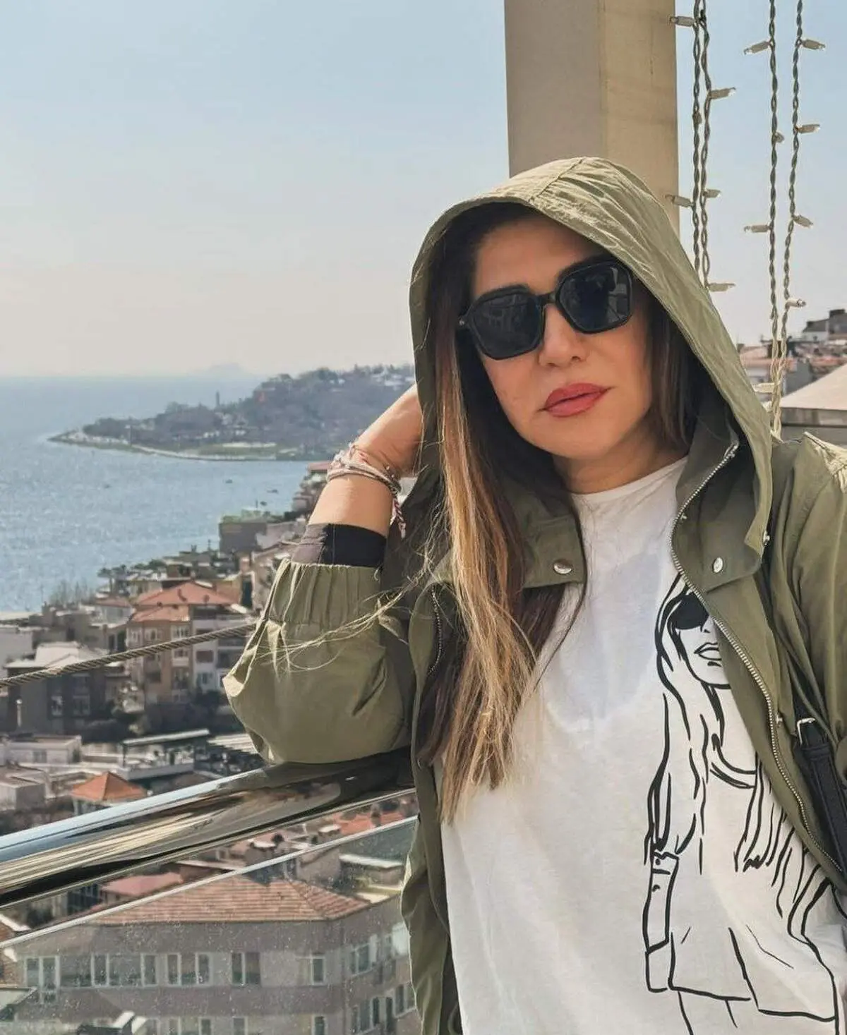 استایل نسیم ادبی لب ساحل استانبول/ عکس