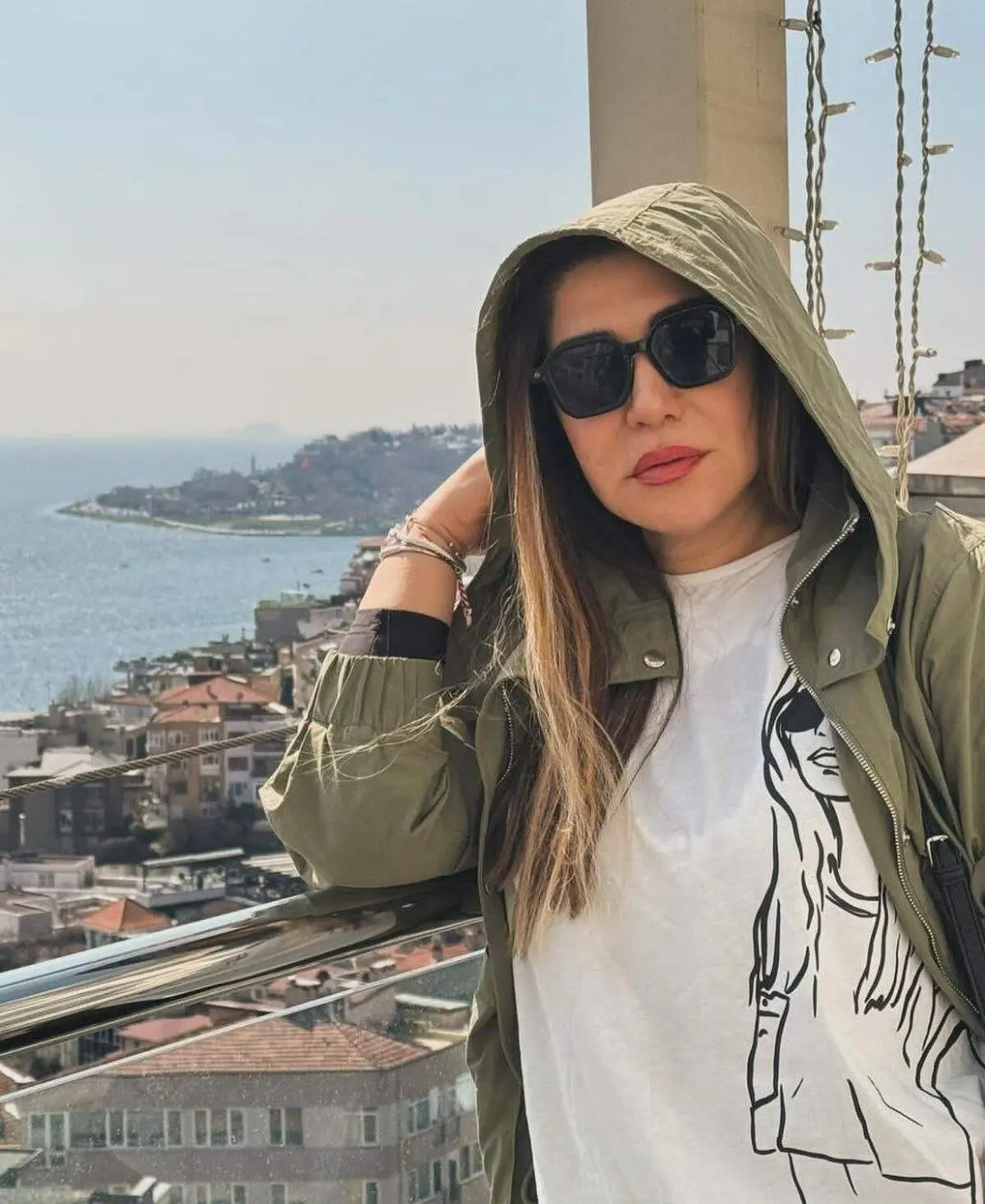 استایل نسیم ادبی لب ساحل استانبول/ عکس
