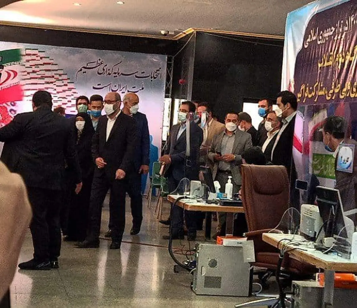 سردار دهقان به همراه همسرش برای ثبت‌نام انتخابات وارد وزارت کشور شد+عکس
