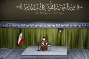 آیه نصب شده در محل سخنرانی نمایندگان مجلس با رهبر انقلاب+ببینید