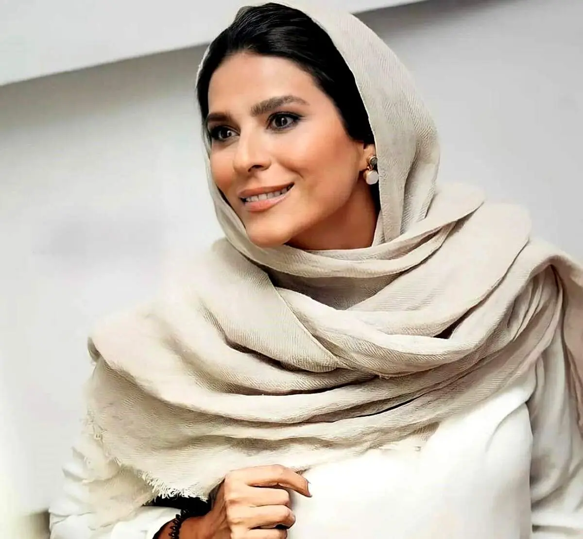  تیپ گنگ سحر دولتشاهی با کلاه عجیب در فرودگاه/ عکس