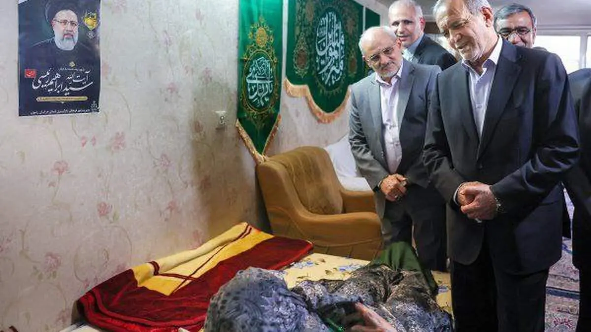 حضور پزشکیان در منزل مادر شهید رئیسی 