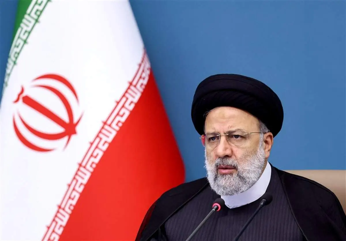 عکس پرحاشیه از حضور رئیسی درمنطقه مرزی؛ میکروفن صداوسیما در دست یک روحانی؟+ببینید