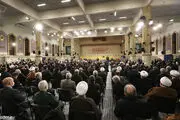 معنی کتیبه ویژه امروز در دیدار رهبری با مسئولان نظام+عکس