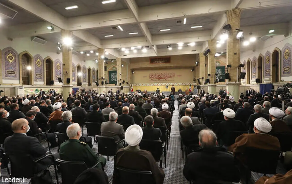 معنی کتیبه ویژه امروز در دیدار رهبری با مسئولان نظام+عکس