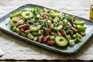 سالاد بهاری گوجه سبز و ریواس؛ ترکیبی ترش، تازه و خوش‌عطر