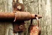 خلاقیت مرد ایرانی در طراحی ترسناک قفل در خانه اش / عکس