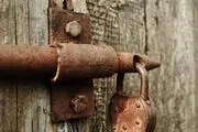 خلاقیت مرد ایرانی در طراحی ترسناک قفل در خانه اش / عکس