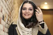 تصویری تلخ از الهام پاوه نژاد زیر تابوت مادرش/ عکس