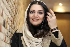 تصویری تلخ از الهام پاوه نژاد زیر تابوت مادرش/ عکس