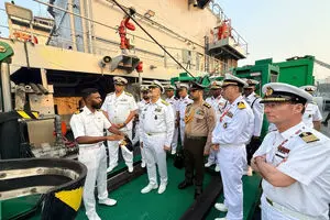 بازدید فرمانده نیروی دریایی ارتش از صنایع دریایی نیروی دریایی هند