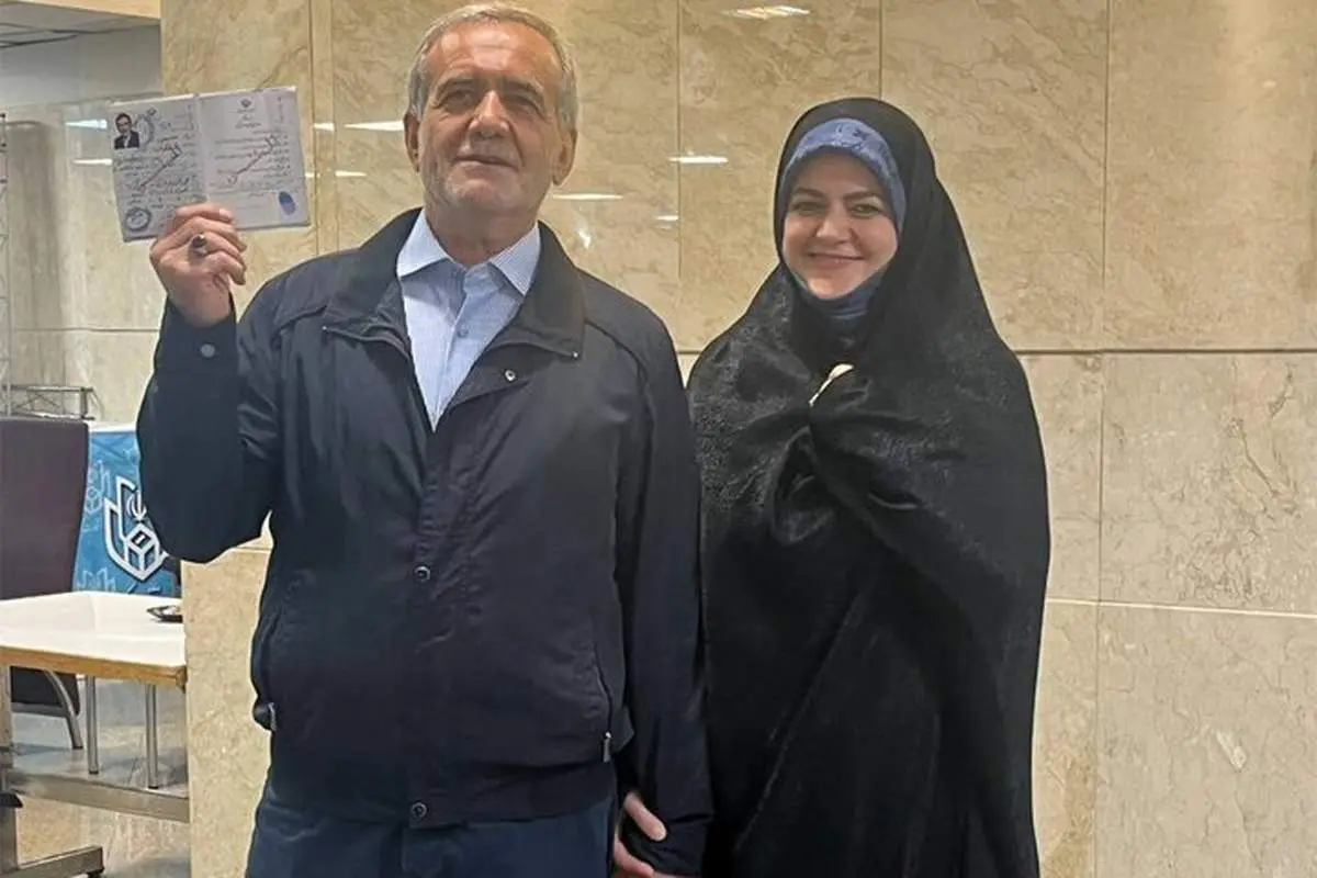 کاندیدایی که دست در دست دخترش وارد ستاد انتخابات وزارت کشور شد| او به تنهایی فرزندانش را بزرگ کرد!