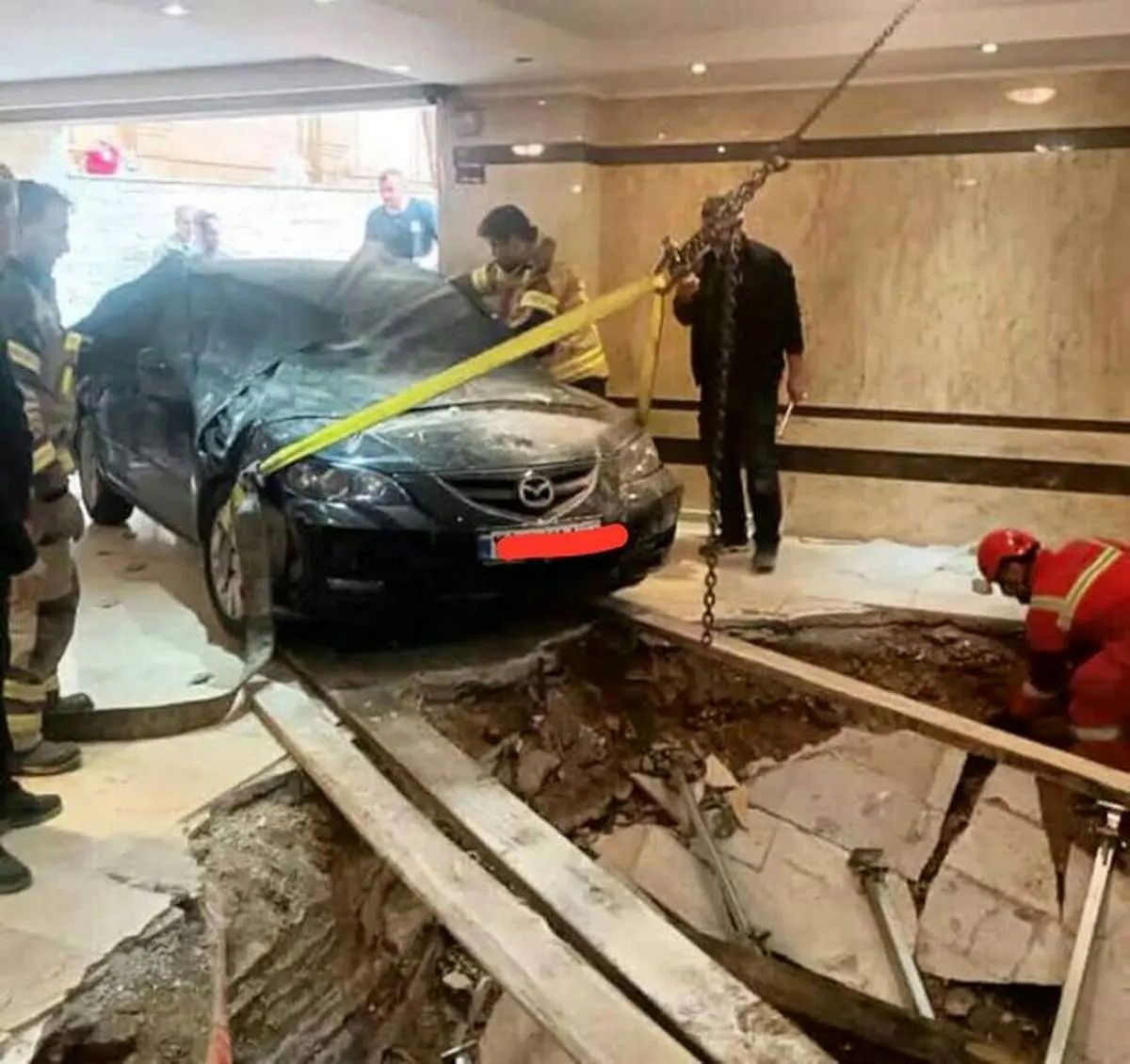 فرونشست پارکینگ ساختمان مسکونی ۳ خودرو را بلعید + عکس