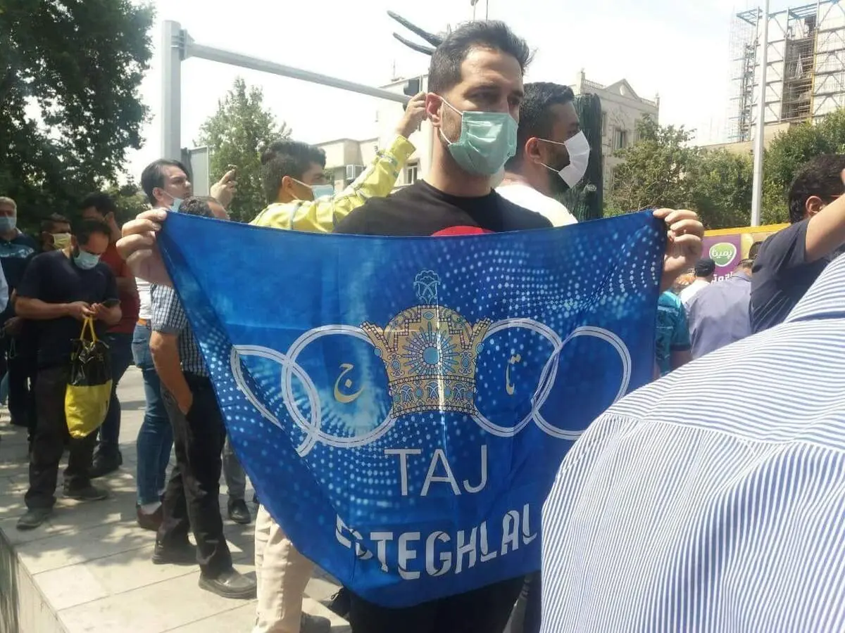 شعار هواداران استقلال علیه وزیر پرسپولیسی