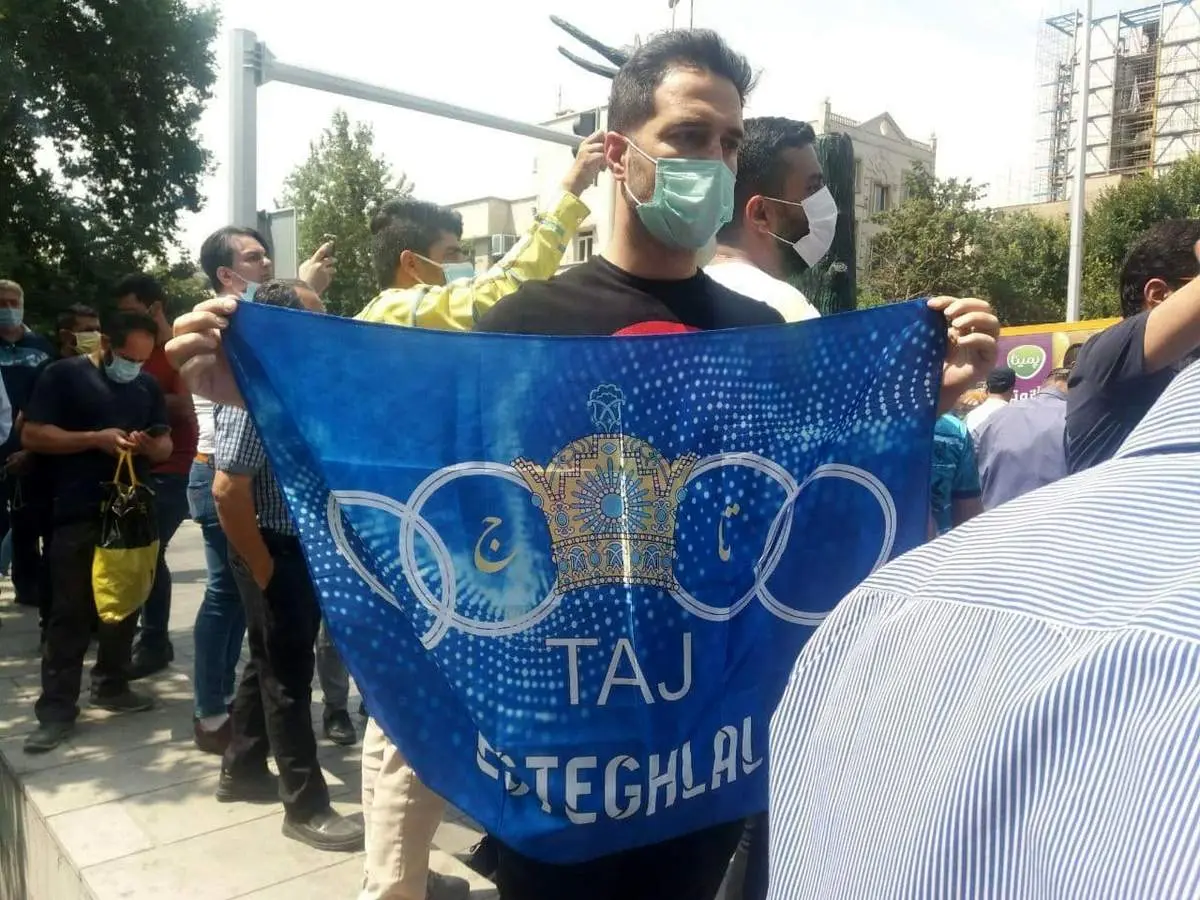 شعار هواداران استقلال علیه وزیر پرسپولیسی
