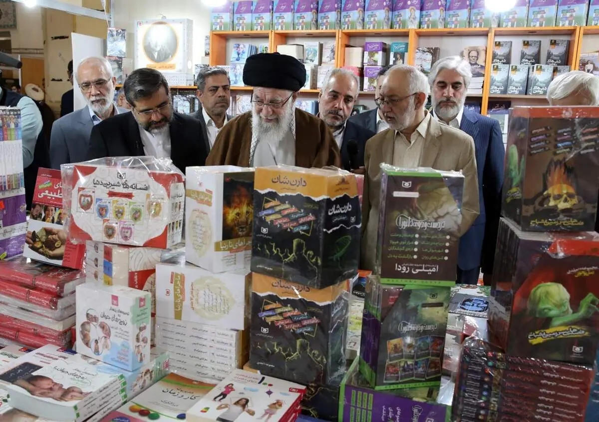 رهبر انقلاب از نمایشگاه کتاب بازدید کردند