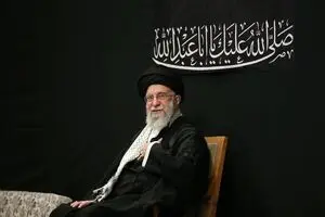 لحظه ورود رهبر انقلاب به حسینیه امام خمینی