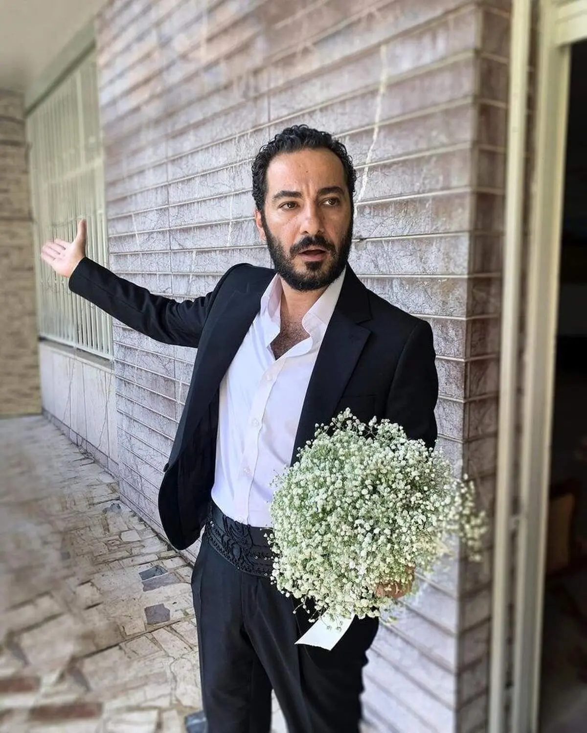  نوید محمدزاده با گوشواره و گردنبند عجیب؛ من ویزایم را گرفتم!/ فیلم