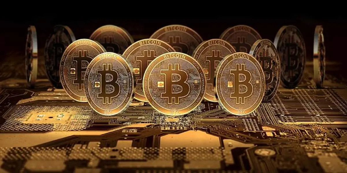 بیت‌کوین دست‌ها را بالا برد!/ رمز ارز محبوب تسلیم شد