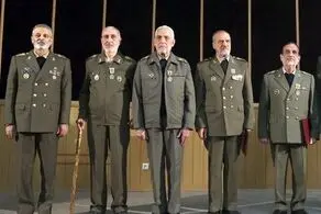 نشان فداکاری به ۴ فرمانده اسبق نیروی زمینی ارتش اهدا شد