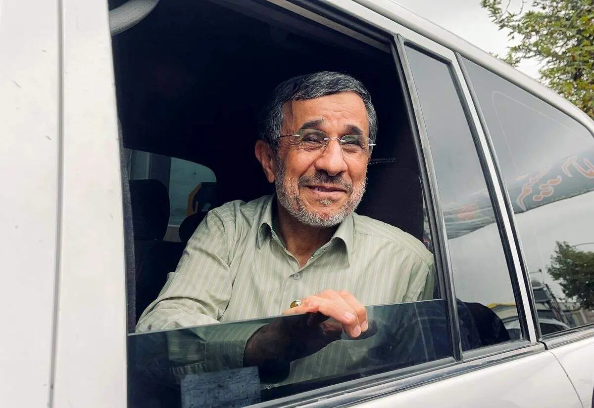 احمدی‌نژاد با کت معروفش آفتابی شد/ عکس