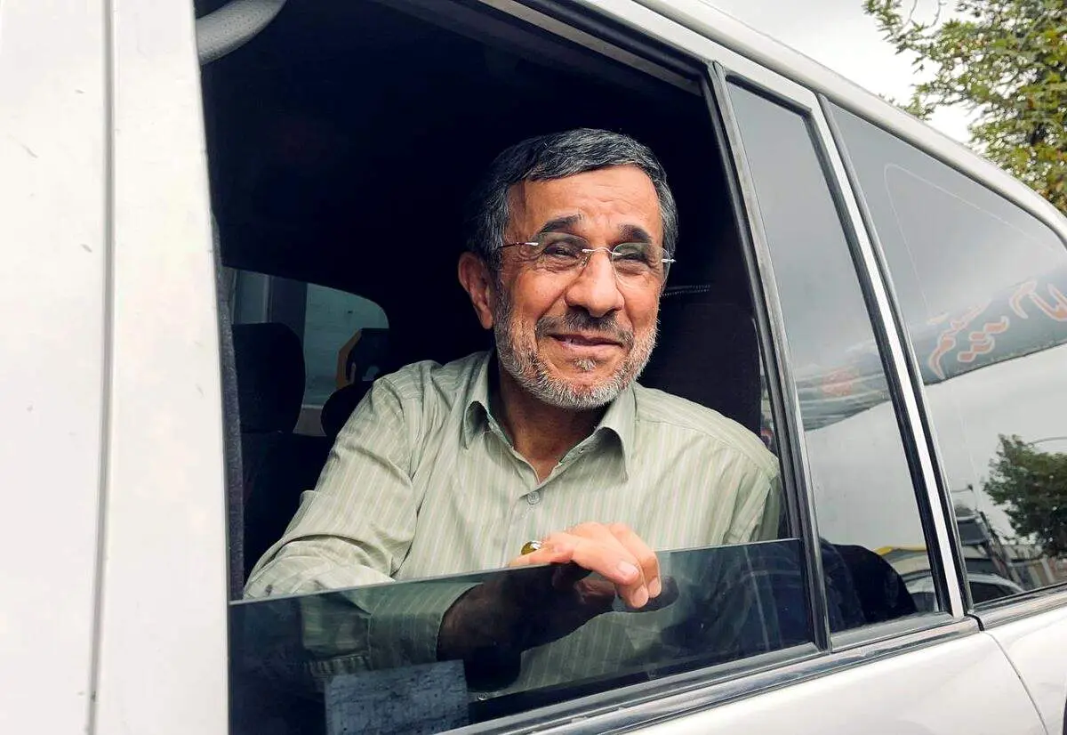 احمدی‌نژاد با کت معروفش آفتابی شد/ عکس
