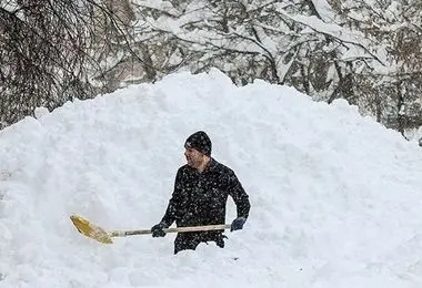 بارش برف و سرما تهرانی ها را غافلگیر کرد/ فردا دوشنبه مدارس تعطیل می شود؟