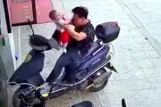 کار وحشتناک یک پدر با فرزندش روی موتور!+فیلم