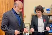 اهدای شمشیر به سفیر ایران  +  عکس 