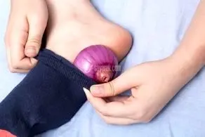 به این دلایل هنگام خوابیدن پیاز را داخل جوراب قرار دهید!
