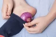 به این دلایل هنگام خوابیدن پیاز را داخل جوراب قرار دهید!
