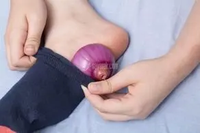 به این دلایل هنگام خوابیدن پیاز را داخل جوراب قرار دهید!
